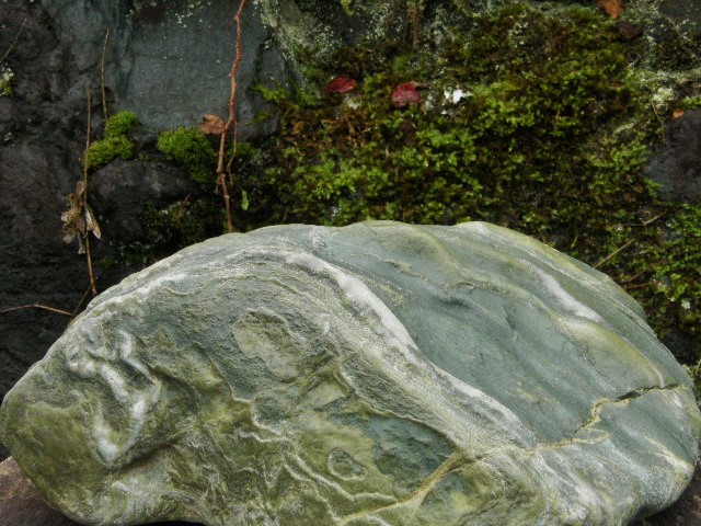 愛と勇気の神居古潭石は七つ七色 □神居古潭輝緑石の写真 | 日本翡翠 