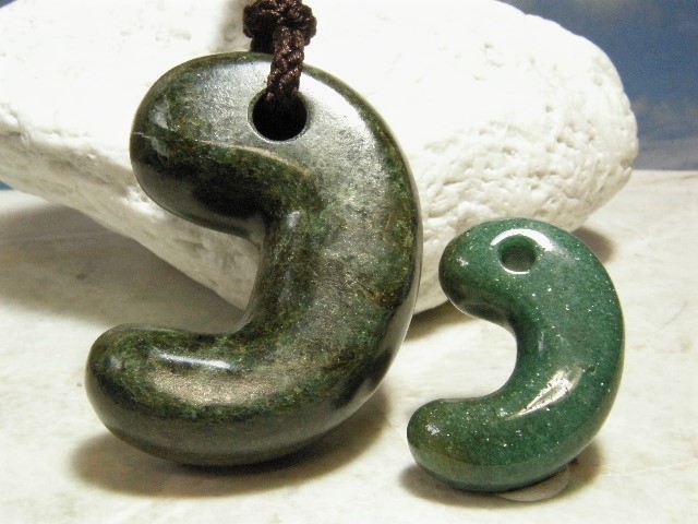 霊獣　翡翠勾玉 糸魚川翡翠勾玉 M08543 豊翠 作 34mm*24.5mm*12mm 糸魚川産