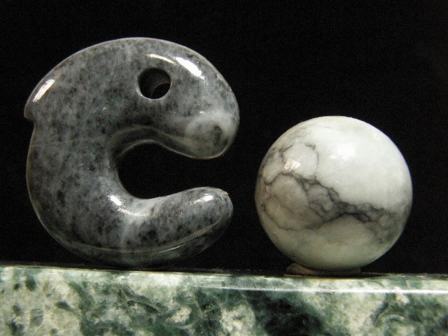 【五條出土・紫瑠璃勾玉】──時代を超えて、いま再び手元へ 古墳期 紫色翡翠勾玉と翡翠勾玉10個と瑠璃青色ガラス玉等