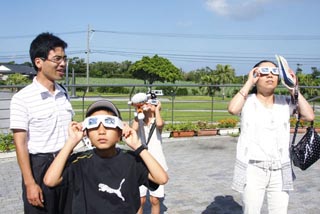 種子島日食プレイベントでの日食めがねデモ