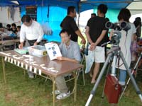 天文協会のブース 日食めがね作製