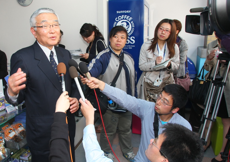 囲み取材で宇宙への思いを語る奥山館長(karan)