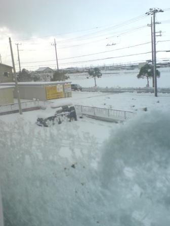 20091219 軽く埋まる車 窓に吹きつけられた雪