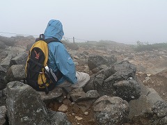 根石岳山頂で粘る