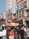 週末は若い人たちで大混雑の東単