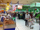 外資系スーパーには、豊富な商品が!