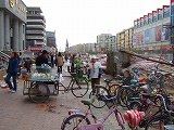 メインストリート沿いにも、雑然とした街並みが