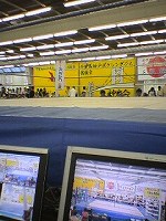 リングサイドの放送席から見ると…
