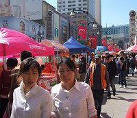 いつも、たくさんの人で賑わっている重慶路