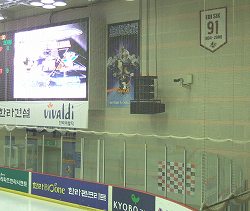 電光掲示板の横には永久欠番「91」のバナーが!