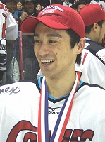 悲願の二冠達成に笑顔を見せる竹内元章選手