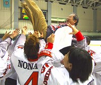 加森社長に優勝をプレゼント