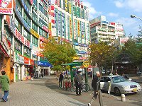 コヤンの中心部にあるファジョン(花井)駅周辺にはお店がいっぱい!
