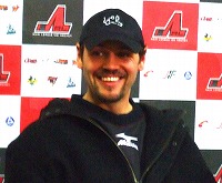 記者会見で笑顔を見せるジェイミー・マクレナン選手