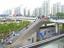 3番、4番出口を出ると松江大学城駅駅前広場が