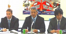 マーク・マホン男子代表監督(左)、坂井寿如強化本部長(中)、飯塚祐司女子代表監督(右)の記者会見