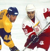 NHLで656試合プレーした実績を誇るタッカー選手とのフェイスオフに挑む藤田選手