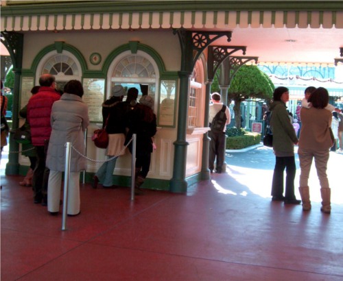 ディズニーの噂・裏技・裏話_ディズニーランドのエントランス