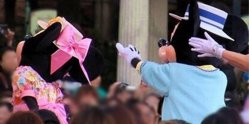 ディズニーの噂・裏技・裏話_ミッキーが女性ダンサーと仲良くハイタッチした結果