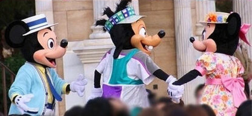 ディズニーの噂・裏技・裏話_ミッキーが女性ダンサーと仲良くハイタッチした結果