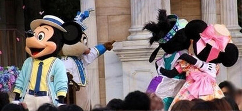ディズニーの噂・裏技・裏話_ミッキーが女性ダンサーと仲良くハイタッチした結果