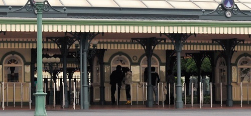ディズニーの噂・裏技・裏話_パークエントランスの床が赤い理由とは