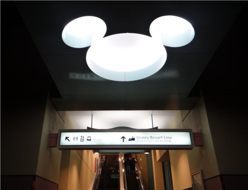ディズニーの噂・裏技・裏話_ディズニーリゾートラインの「ベイサイドステーション」駅で隠れミッキーを発見