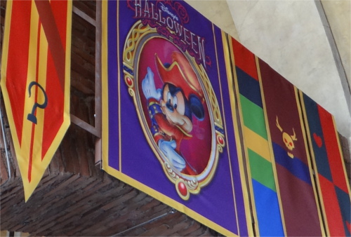 ディズニーのトリビア・裏話_ディズニーシーの垂れ幕(ミッキー&フック船長)