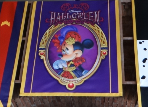 ディズニーのトリビア・裏話_ディズニーシーの垂れ幕(ミニー&王妃)