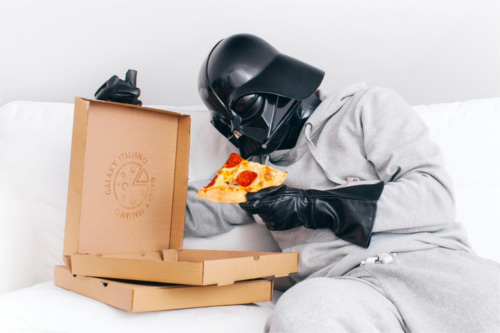 ピザを食べるダース・ベイダー