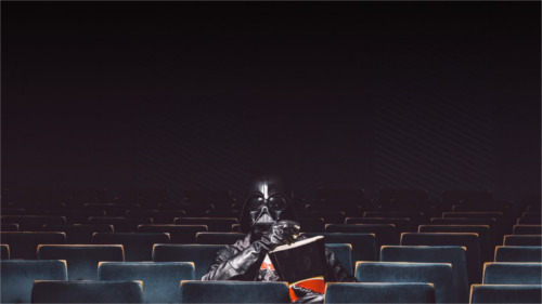 映画を観るダース・ベイダー