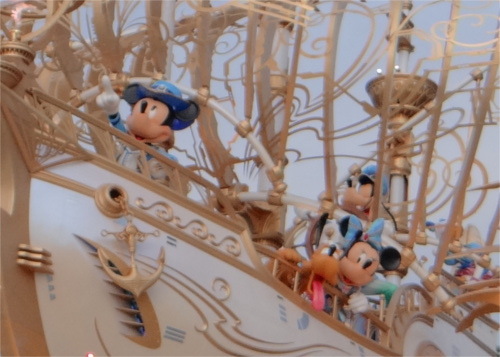 ディズニーシーの15周年でエントランスに登場した船の名前_4