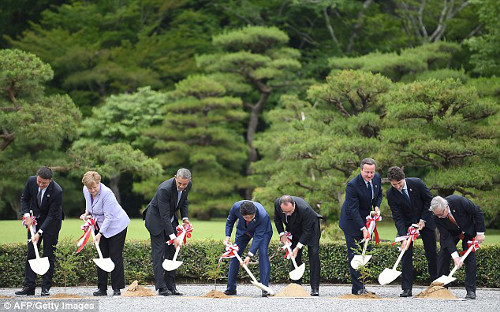 「ハイホー!」 伊勢志摩サミットでG7が七人のこびとに_2