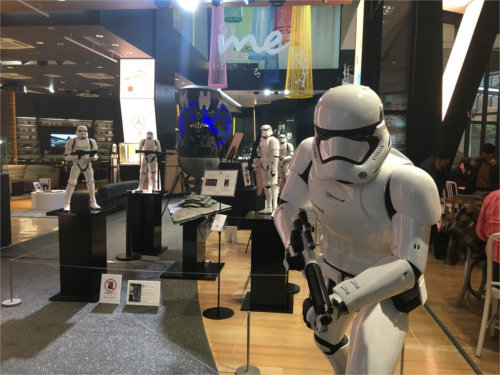 メルセデスミー東京(六本木)で期間限定のスターウォーズ・アイテム展示会!_1