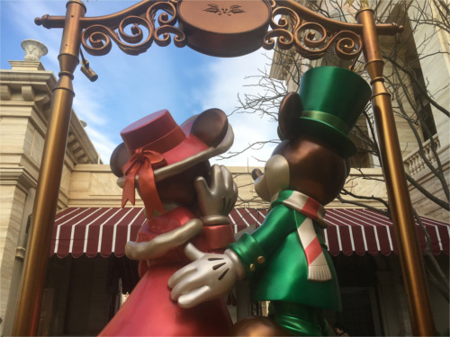 ミラコスタのエントランスにあるミッキーミニー像を後ろから見ると