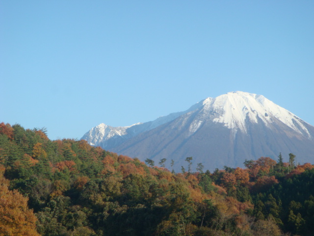 大山 紅葉の残る伯耆町から