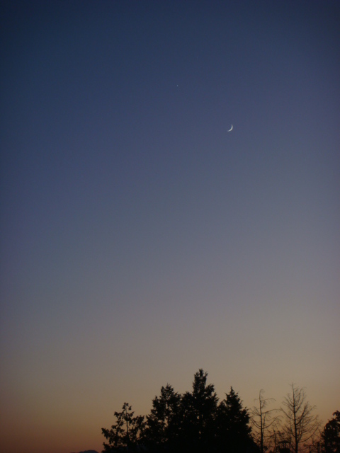 夕日沈んだ後に月と
