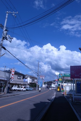 ビル前の通り 東