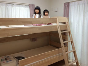 FLEXIMOの二段ベッドと姉妹