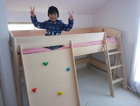 FLEXIMOのミドルベッドと男の子