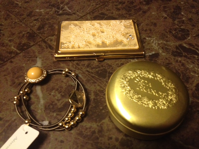 20121227渋谷で買い物02金色トラベルキャンドルと金色名刺入れと金色ヘアゴム