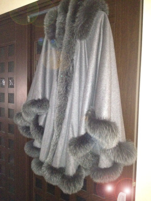 20121231グレーのふわふわマント逆光