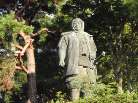 謙信銅像