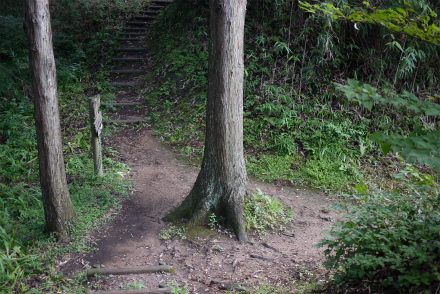 景勝屋敷跡と橋台の分かれ道