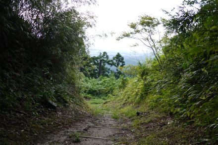景勝屋敷跡と橋台の通路