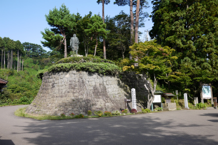 謙信銅像