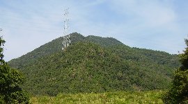 あれが虚空蔵山 右(北)へと稜線を歩くのだ