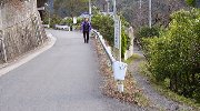右の細いわき道へ…