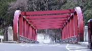 保津峡橋を渡って左が駅