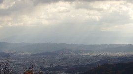 御所の町に射す陽光